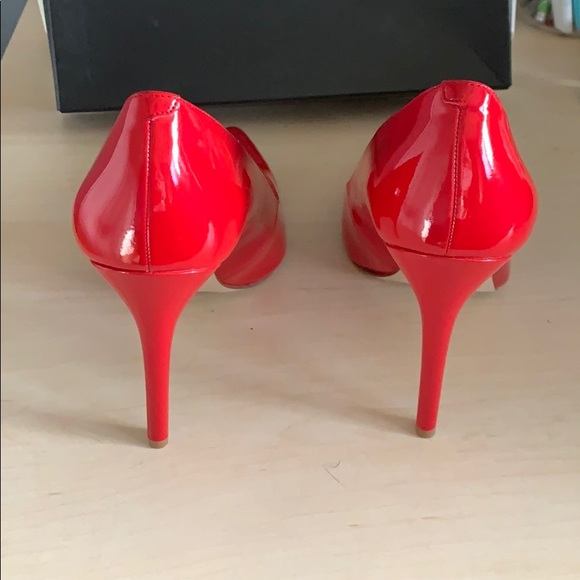 SOLD- NIB BCBG pumps BBC - Picture 4 of 6